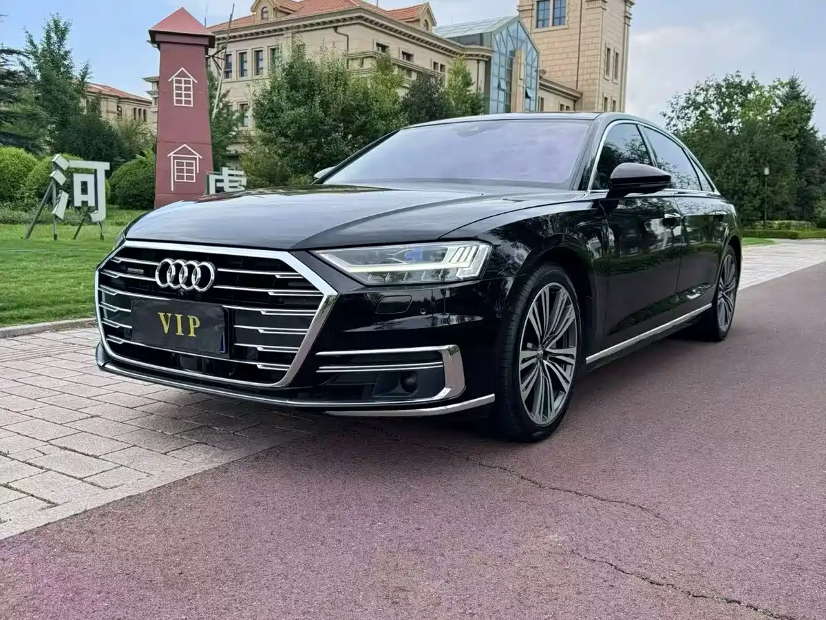 Фото 1 - Audi A8