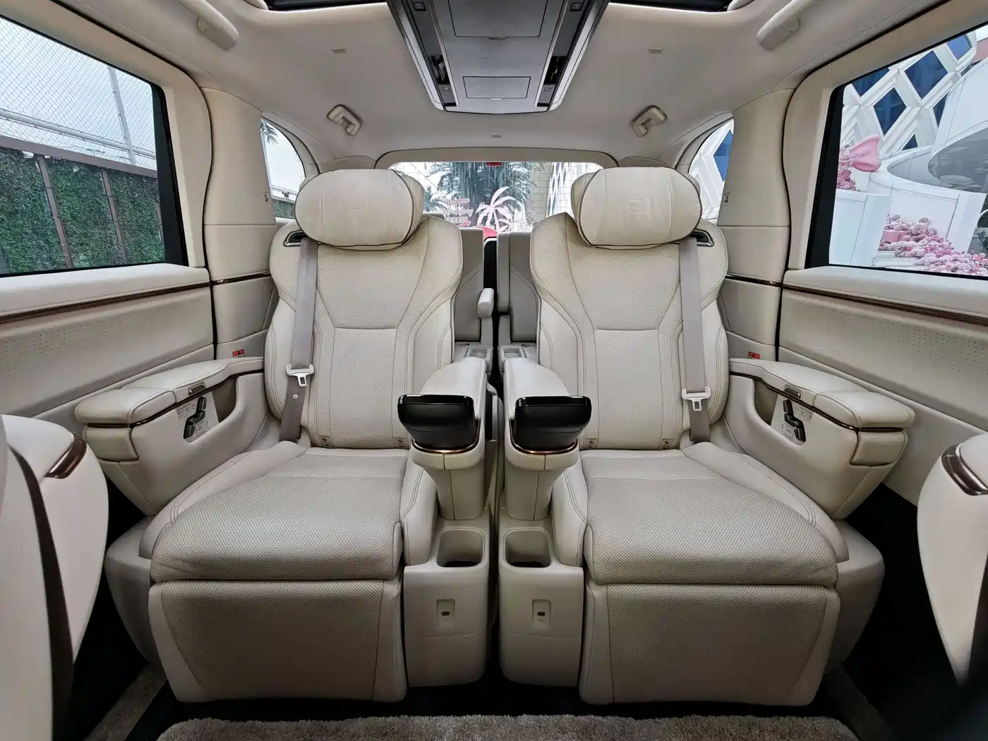 Lexus LM 2023 500h 6-Seater Prestige Edition фото 27