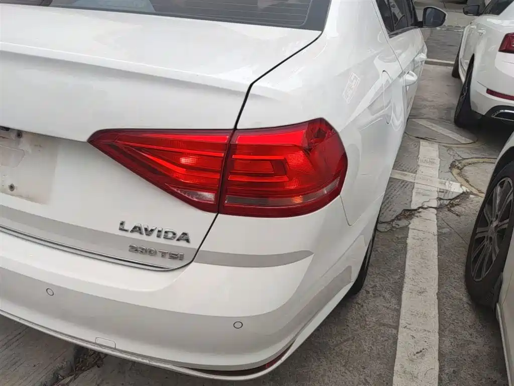 Volkswagen Lavida 2017 230TSI DSG Comfort Edition фото 8