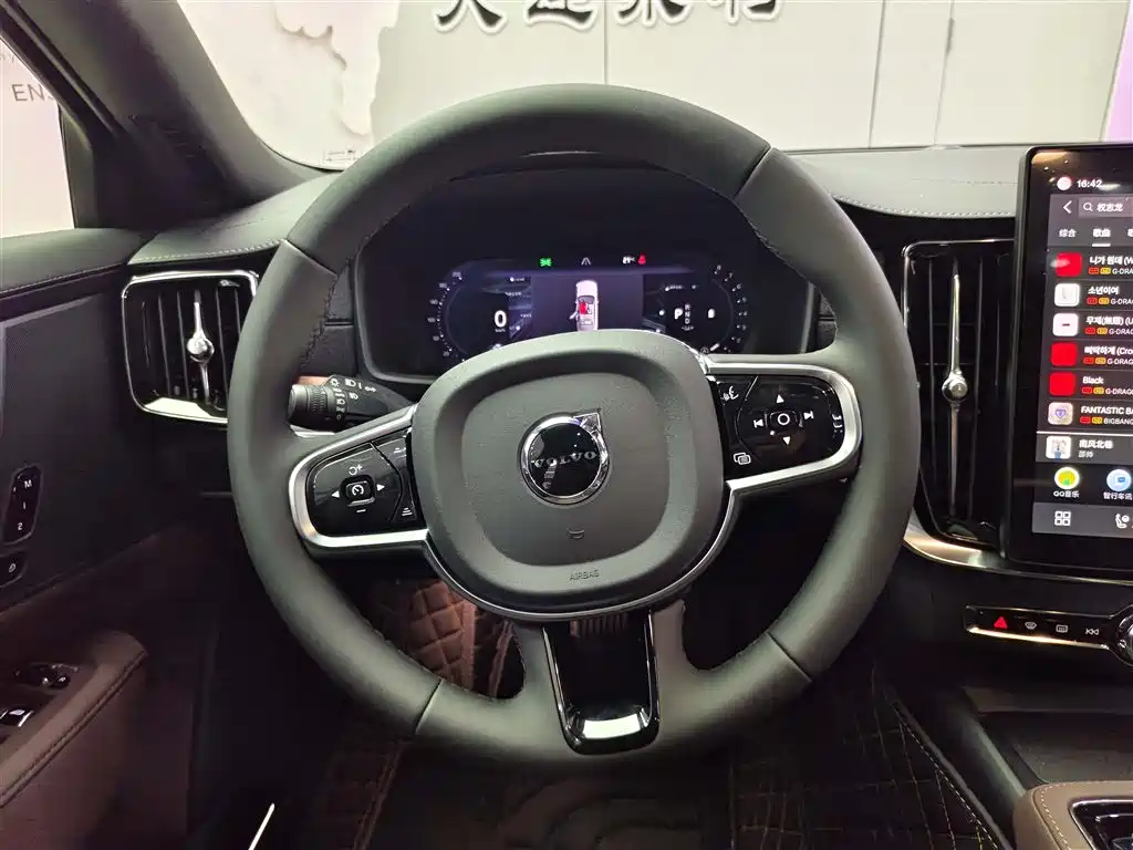 VOLVO S90