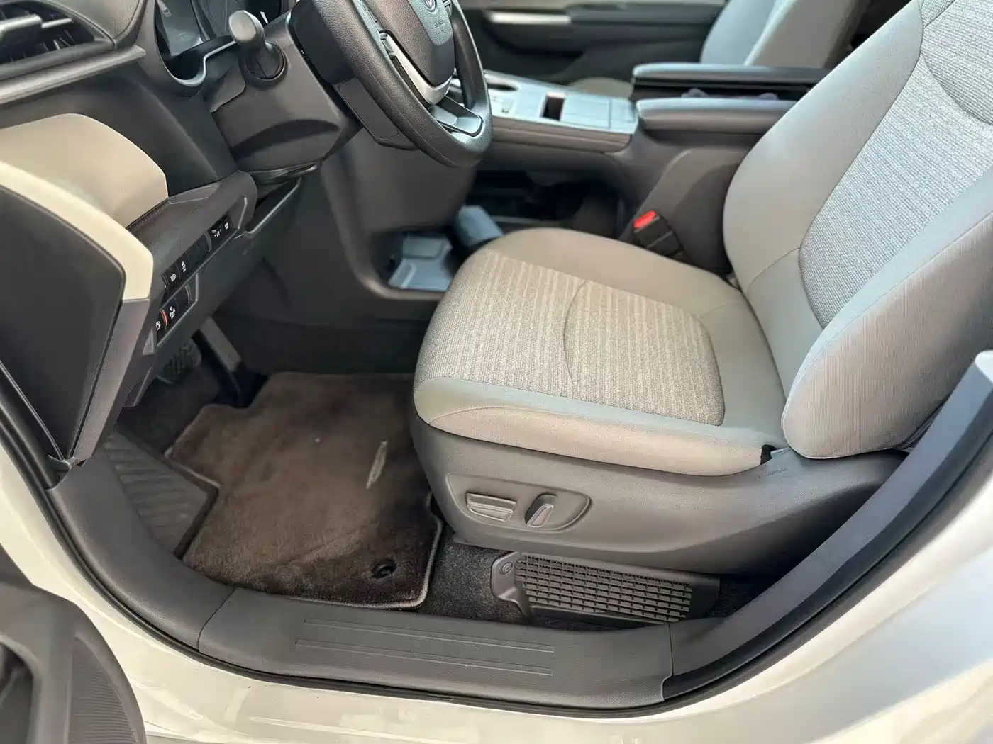 Toyota Sienna 2023 2.5L Hybrid Comfort Edition фото 10