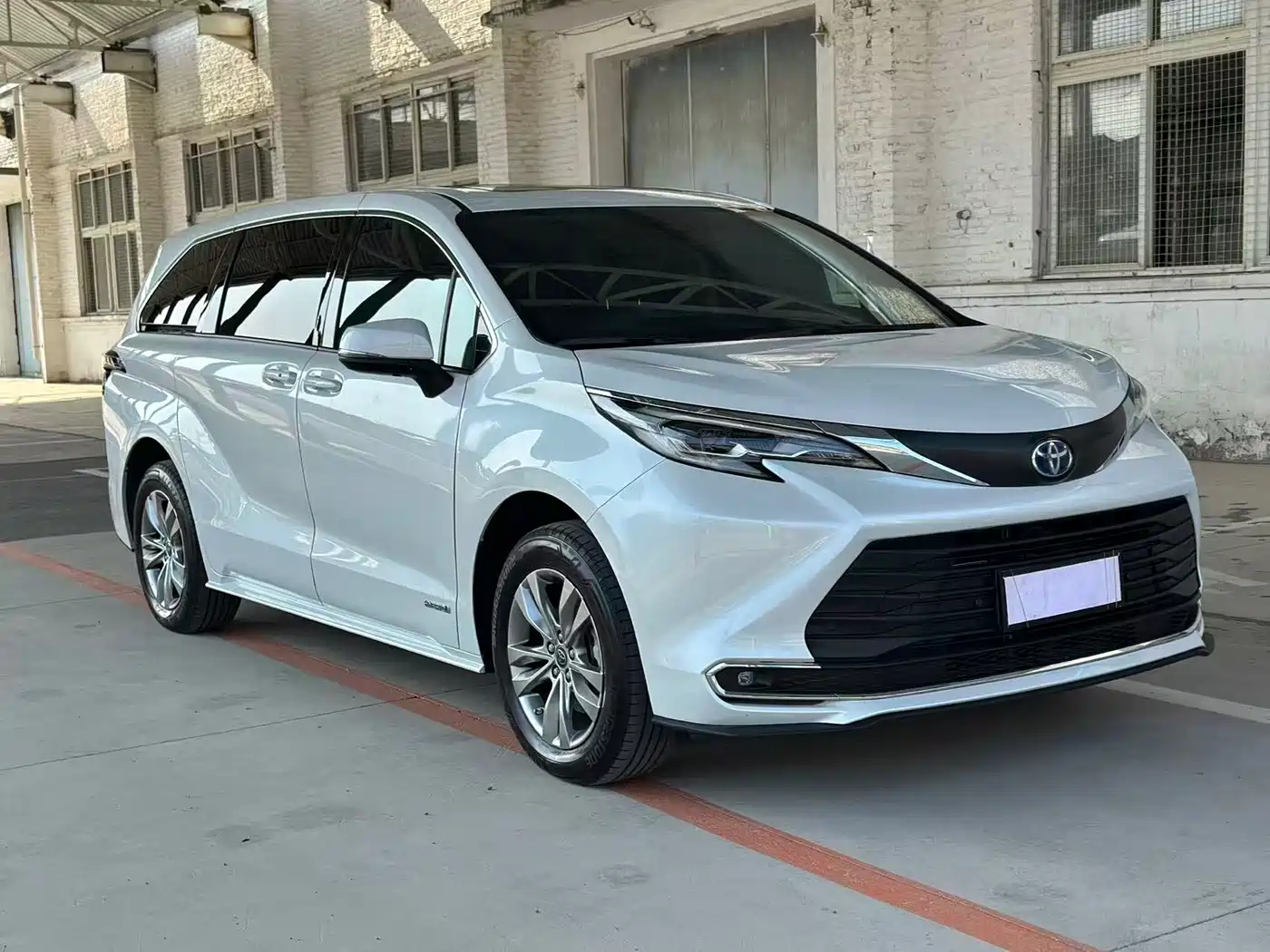 Toyota Sienna 2023 2.5L Hybrid Comfort Edition фото 3