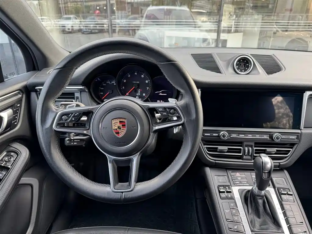 PORSCHE MACAN