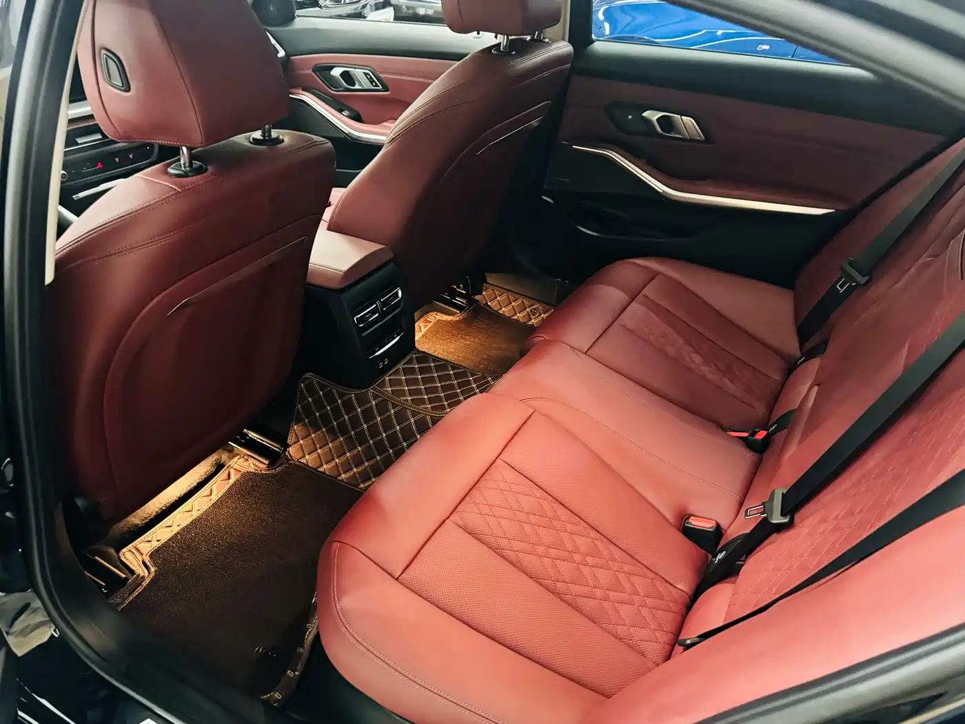 BMW 3 Series 2026 330Li M Sport Shadowline Package фото 4