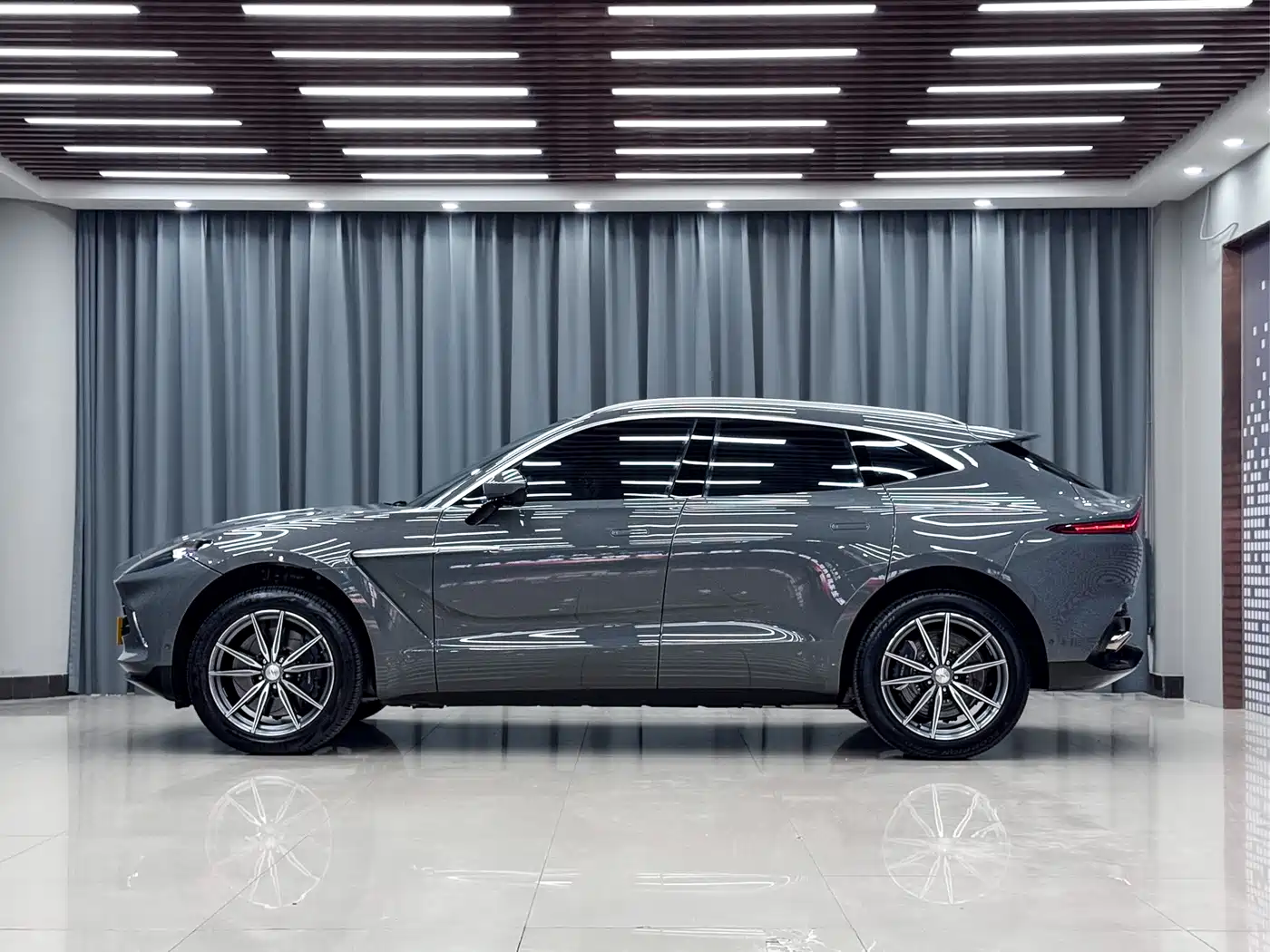 Aston Martin DBX 2024 2023 3.0T STRAIGHT-SIX