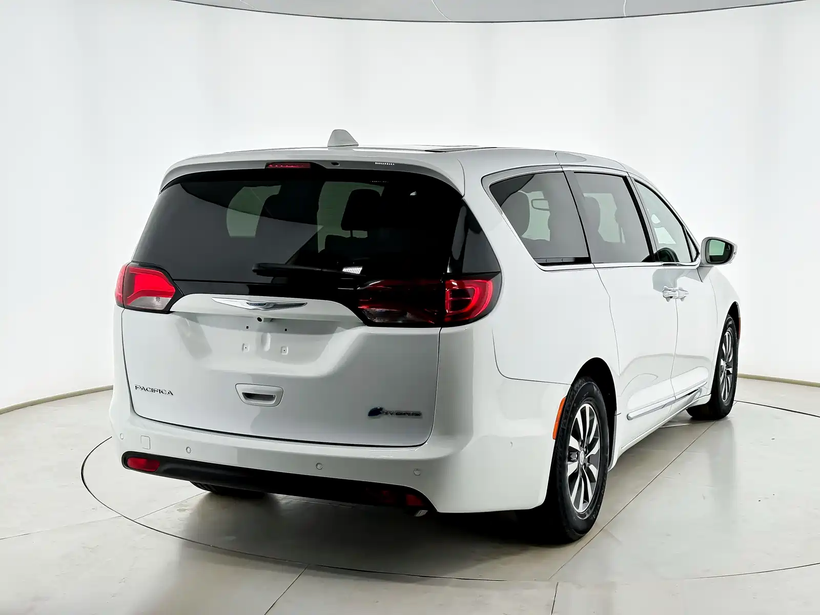 Фото 3 - Chrysler Pacifica PHEV