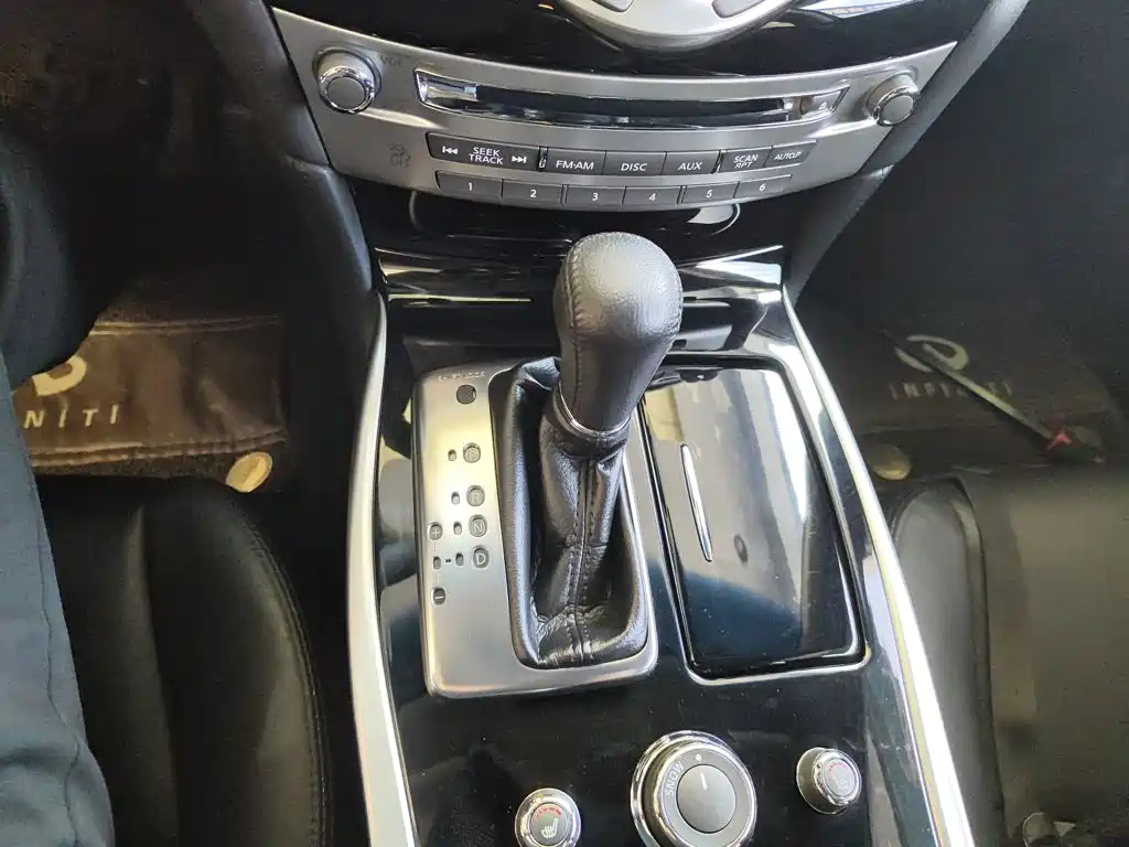 Photo 14 - Infiniti Q70