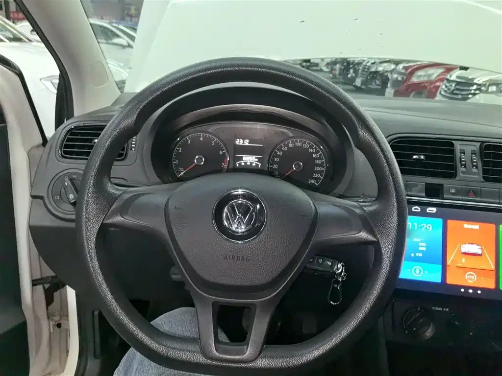 Volkswagen Polo 2016 1.4L Automatic Trend фото 11