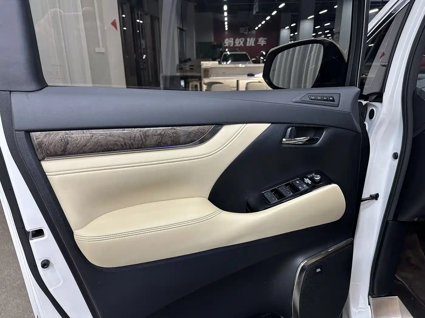 Toyota Vellfire 2021 Crown Hybrid 2.5L HV Premium Edition фото 4