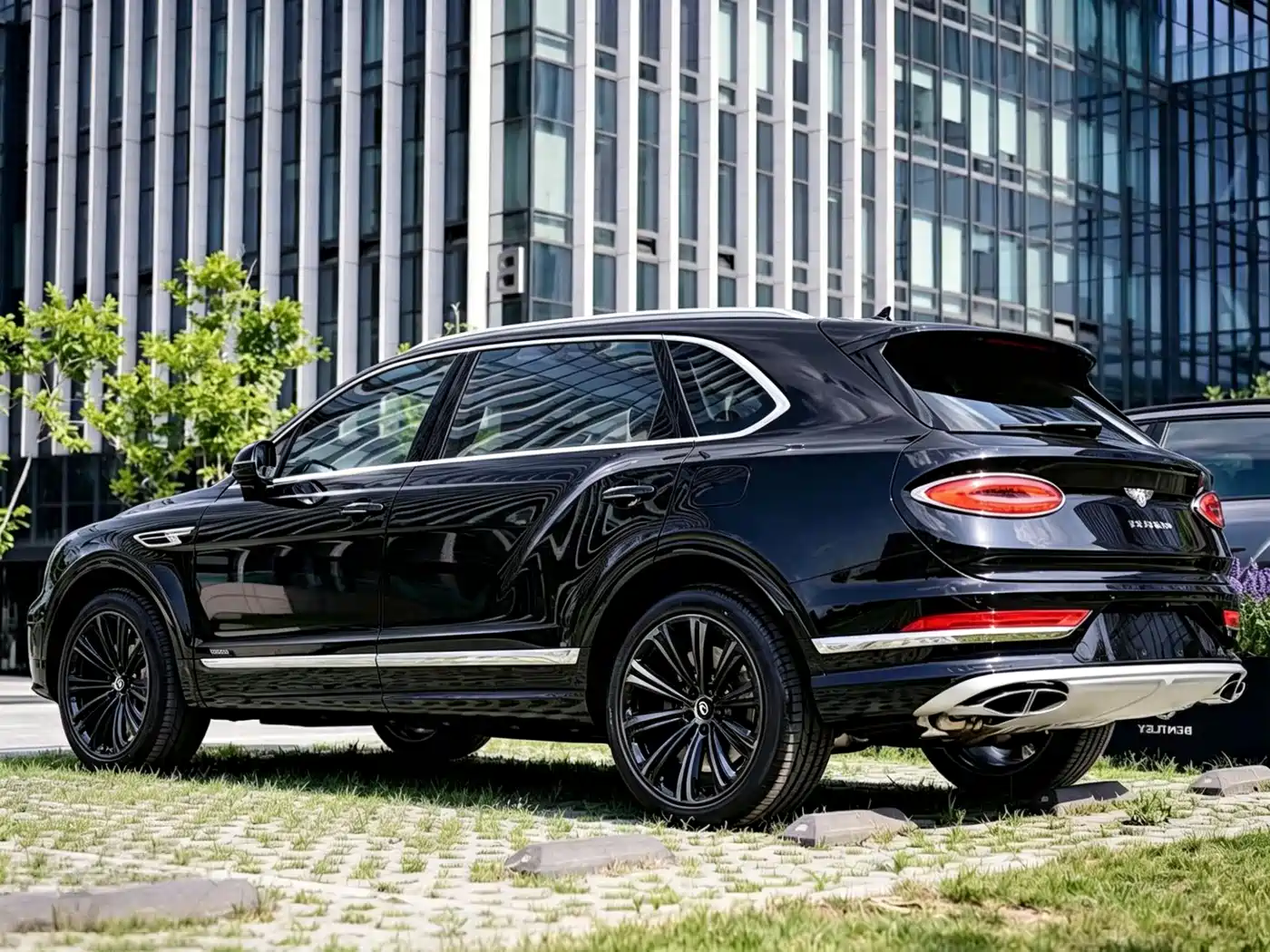 Bentley Bentayga 2023 4.0T V8 Long Wheelbase Version фото 10