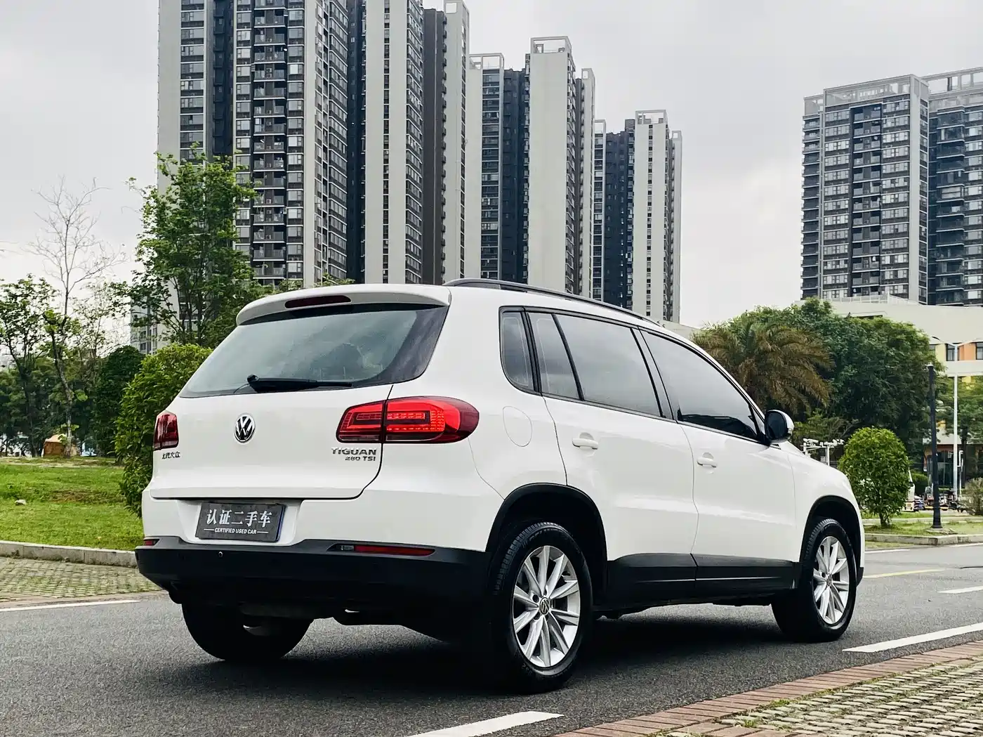 VOLKSWAGEN TIGUAN