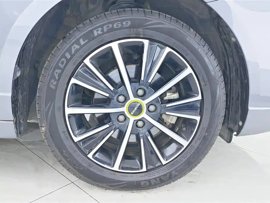 Фото 6 - Roewe i5