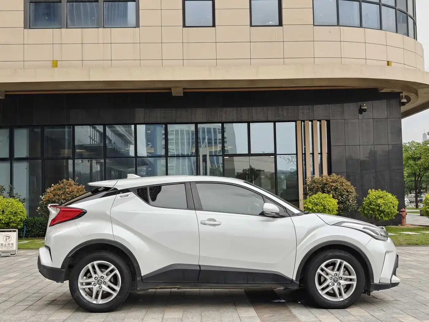Toyota C-HR 2021 2.0L Comfort Edition фото 9