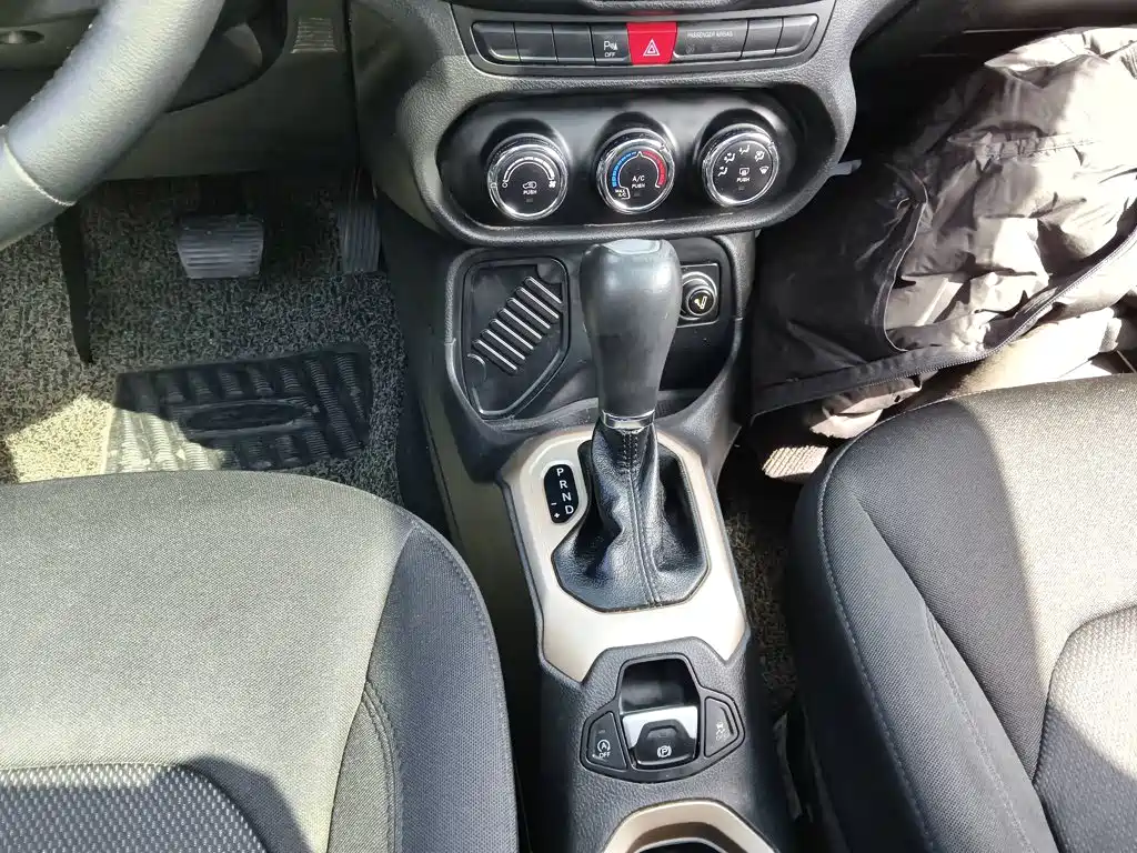 Photo 10 - Jeep Renegade