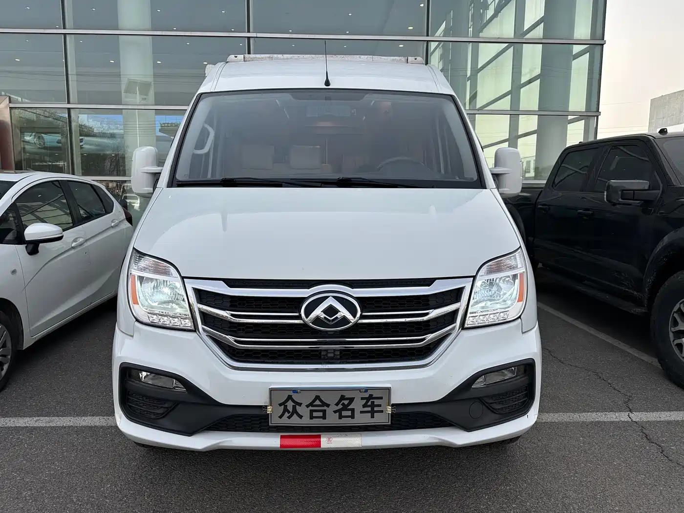 SAIC Maxus Xintu V80 2021 2.0T PLUS AMT All-round King Short Wheelbase Medium Roof 5/6/7/8/9-seater фото 2