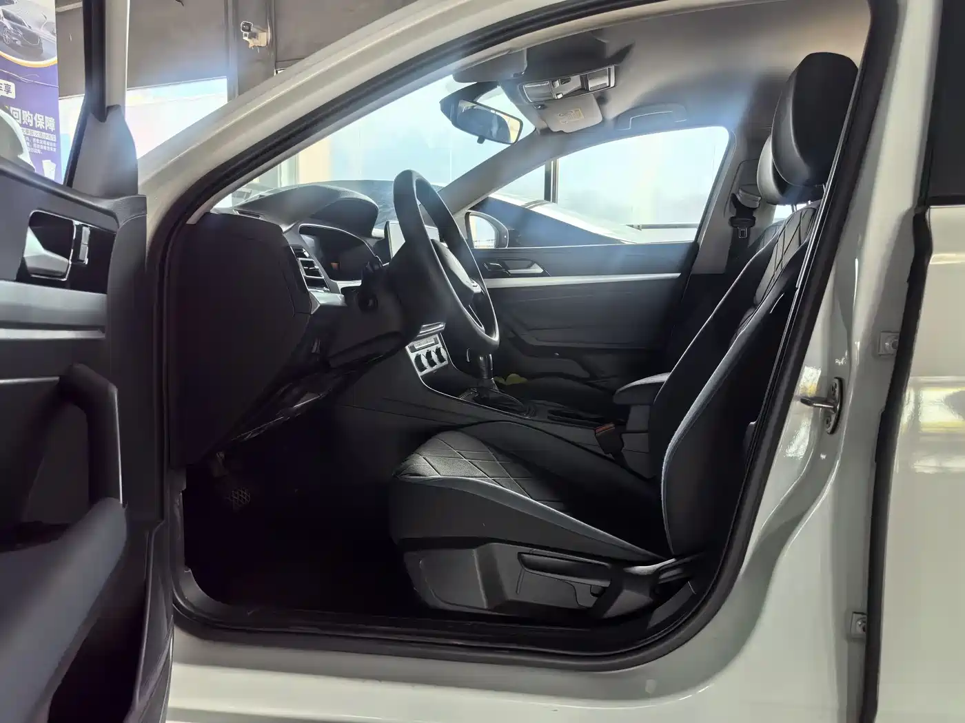Volkswagen Lavida 2023 Facelift 1.5L Auto Comfort Edition фото 4