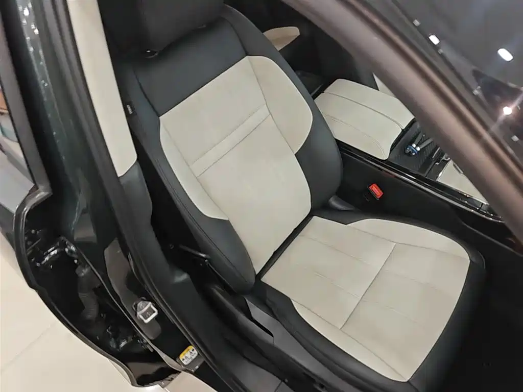 Land Rover Range Rover Evoque 2023 Range Rover Evoque L 249PS Luxury Edition фото 25