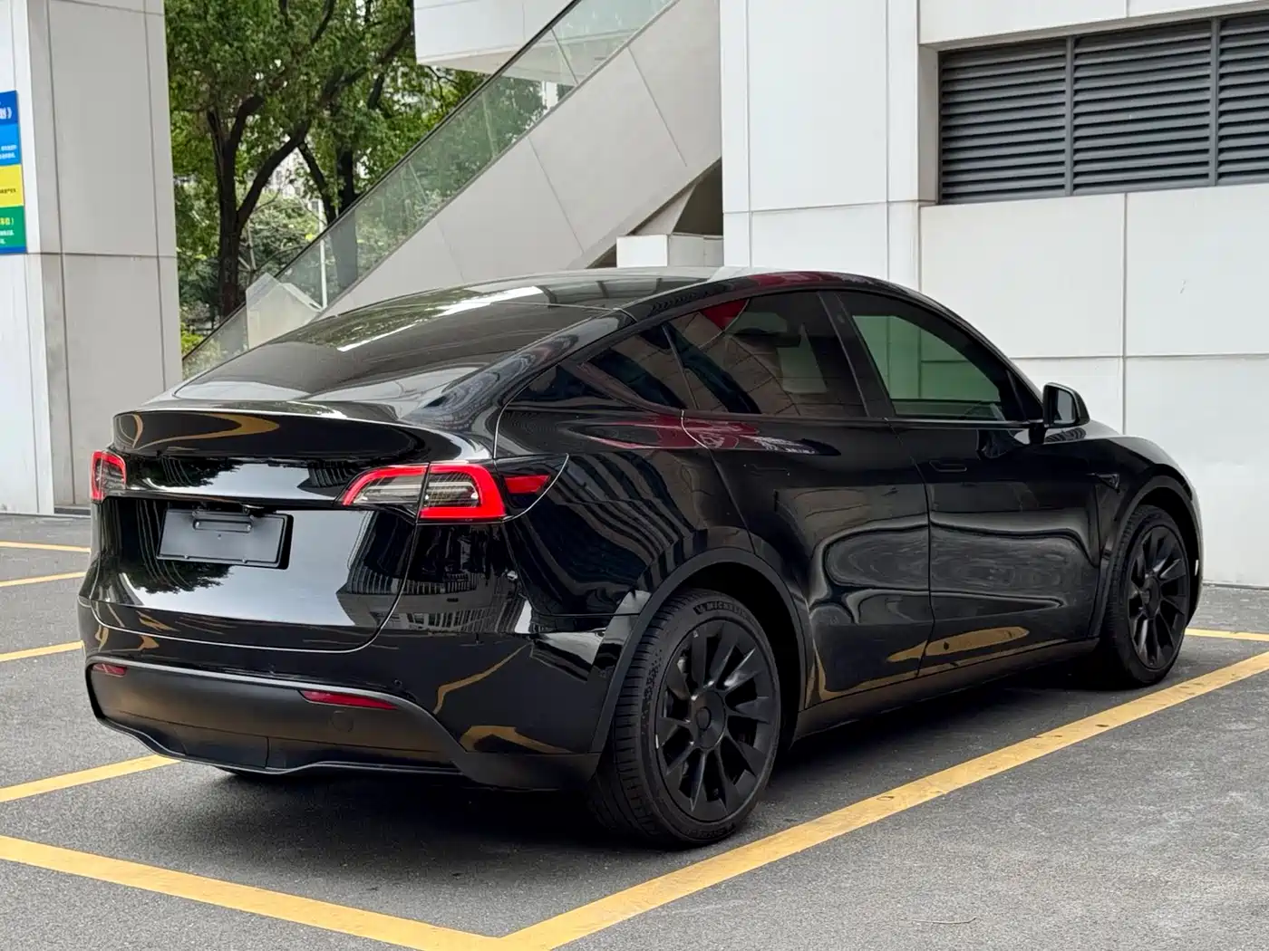 TESLA MODEL Y