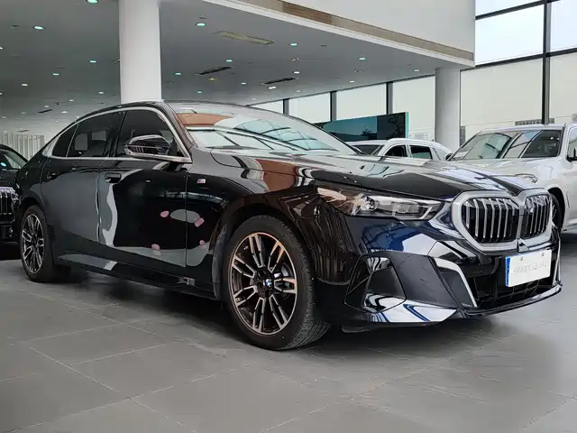 BMW 5 Series 2025 530Li Leading M Sport Package — фото 3