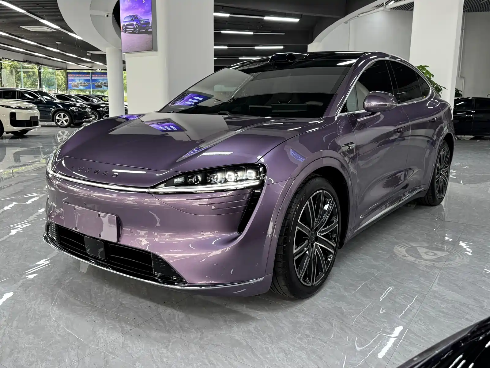 Photo 1 - Zhijie Luxeed R7