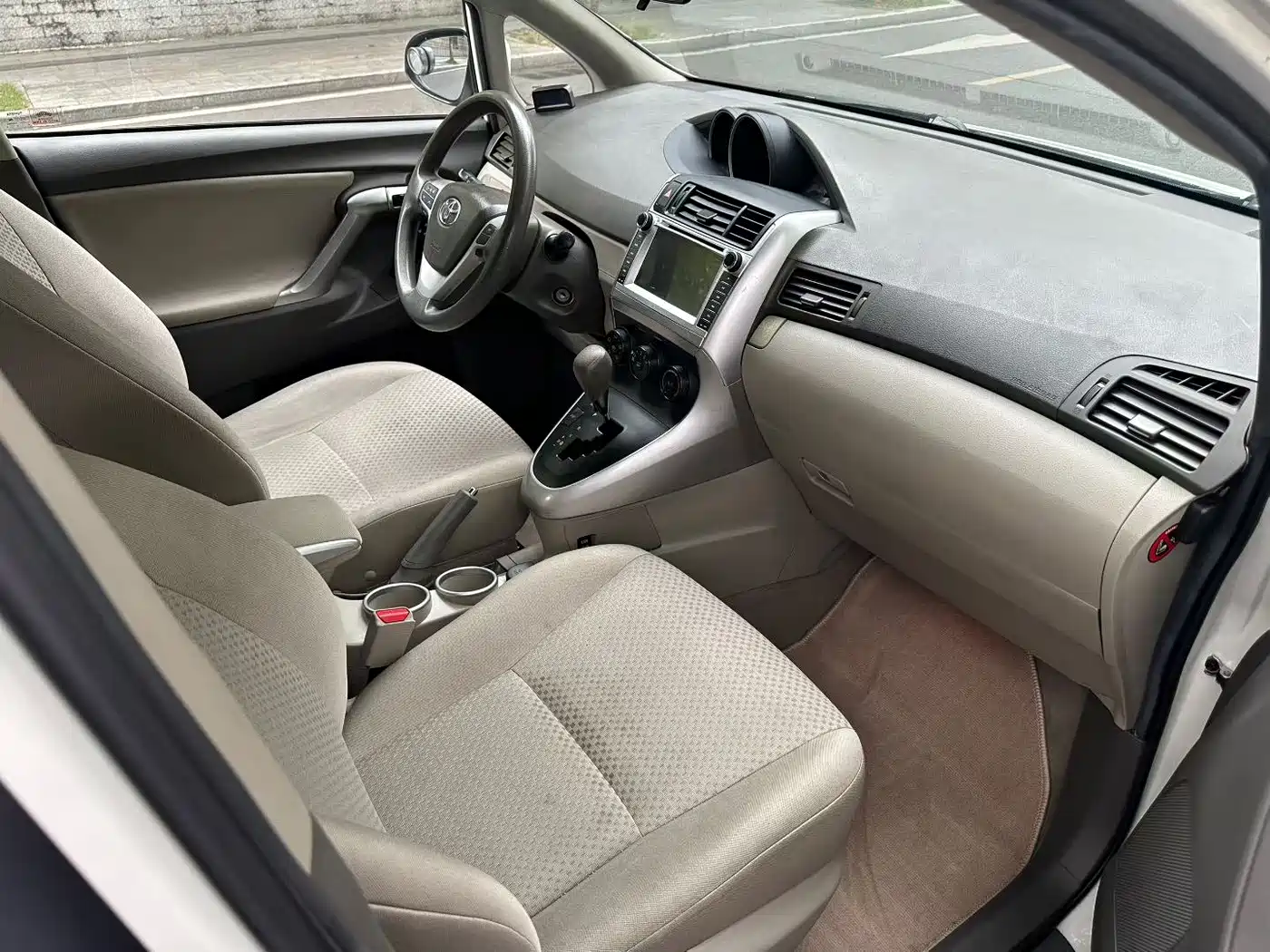 Toyota E'Z 2014 Xingyao 180E CVT Elite фото 2