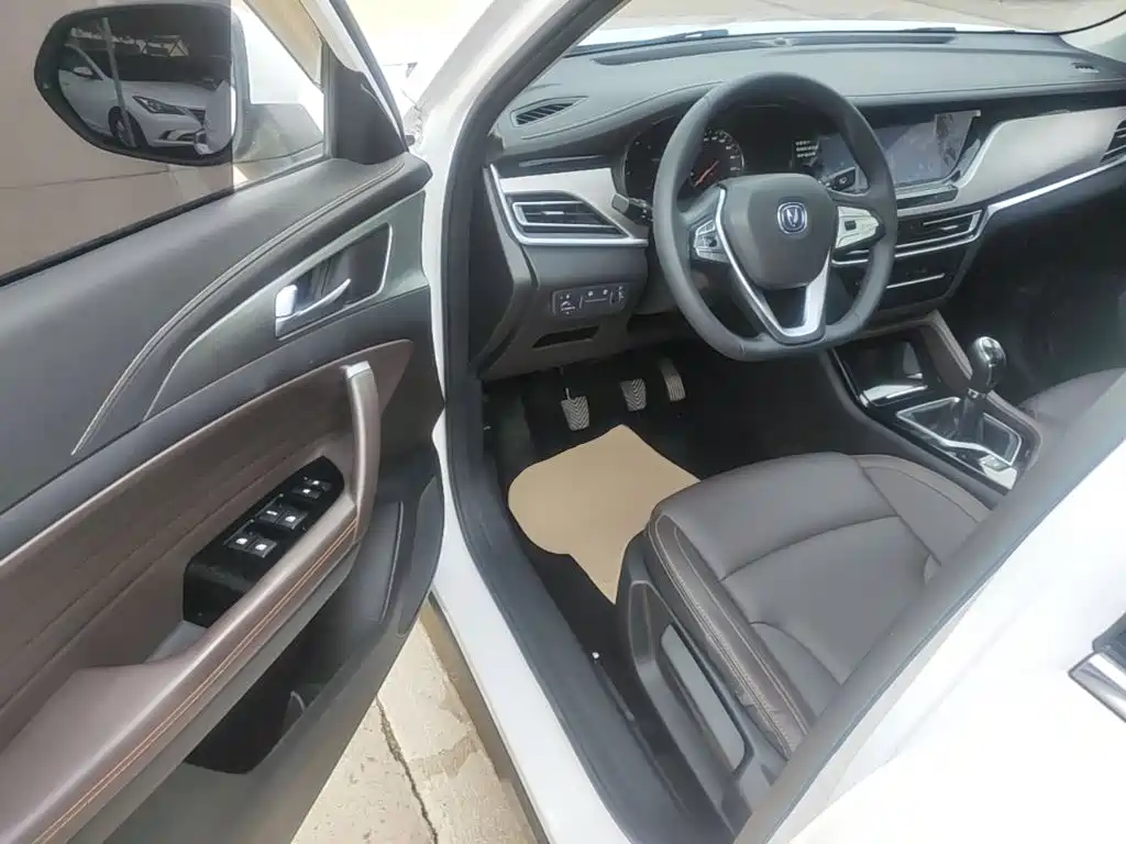 Changan CS35 PLUS 2018 2018 1.6L Manual Cool Connect China V