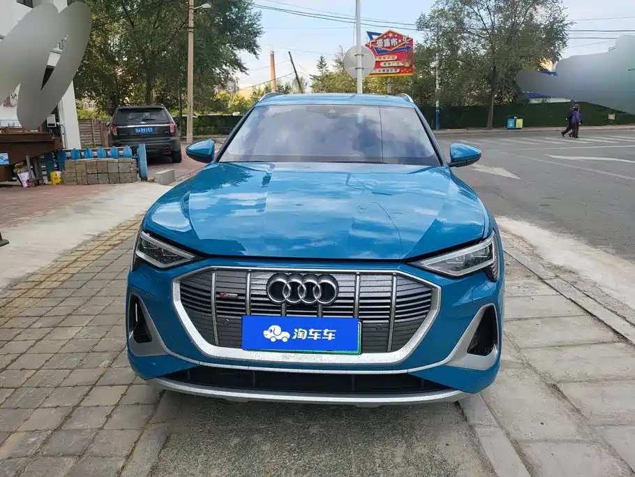 Фото 2 - Audi e-tron