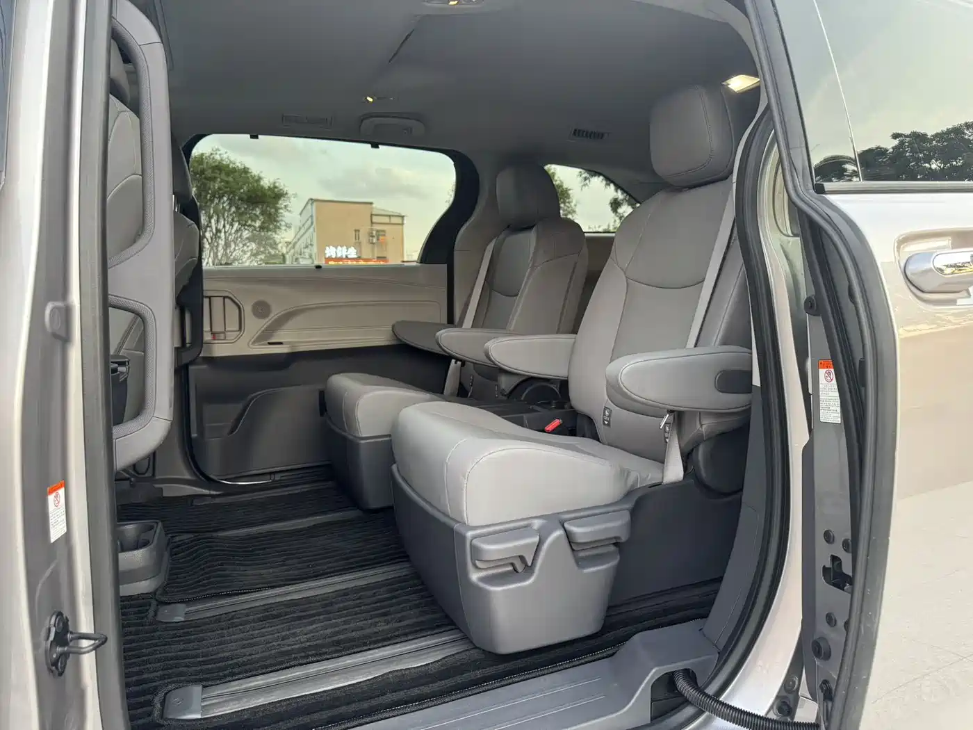 Toyota Granvia 2023 2.5L Hybrid Comfort Edition фото 15