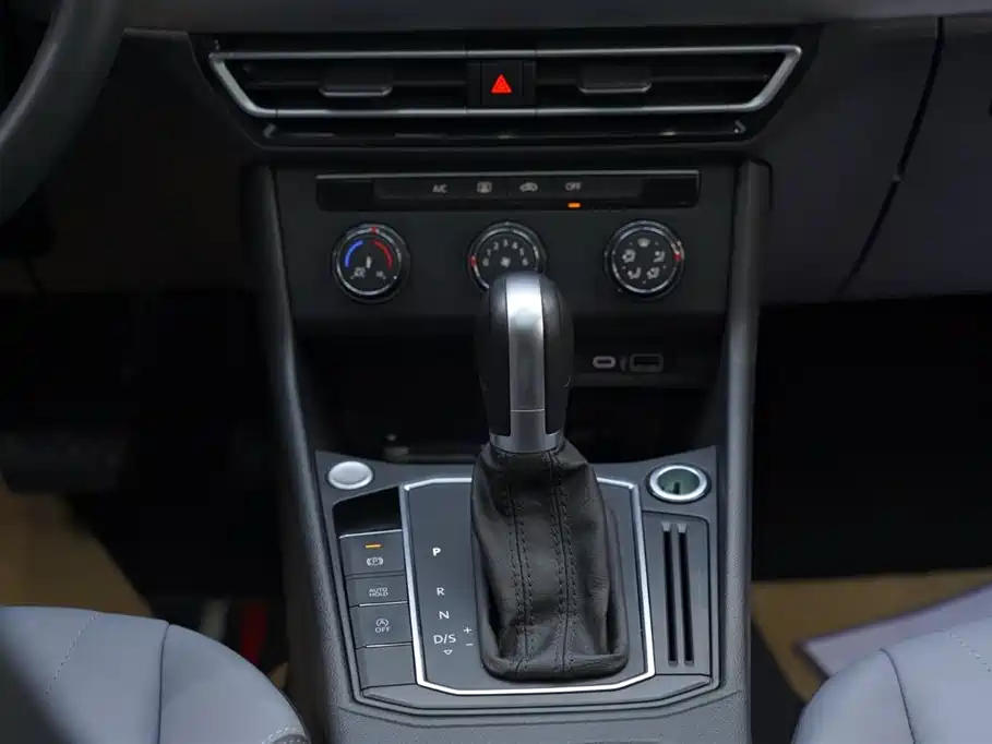 Volkswagen Lavida 2023 Facelift 1.5L Auto Starlight 5 Million Edition фото 20