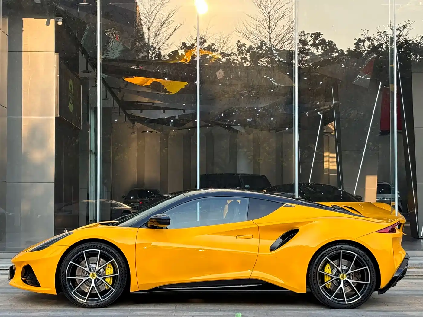 Lotus Cars EMIRA 2021 2.0T DCT First Edition фото 3