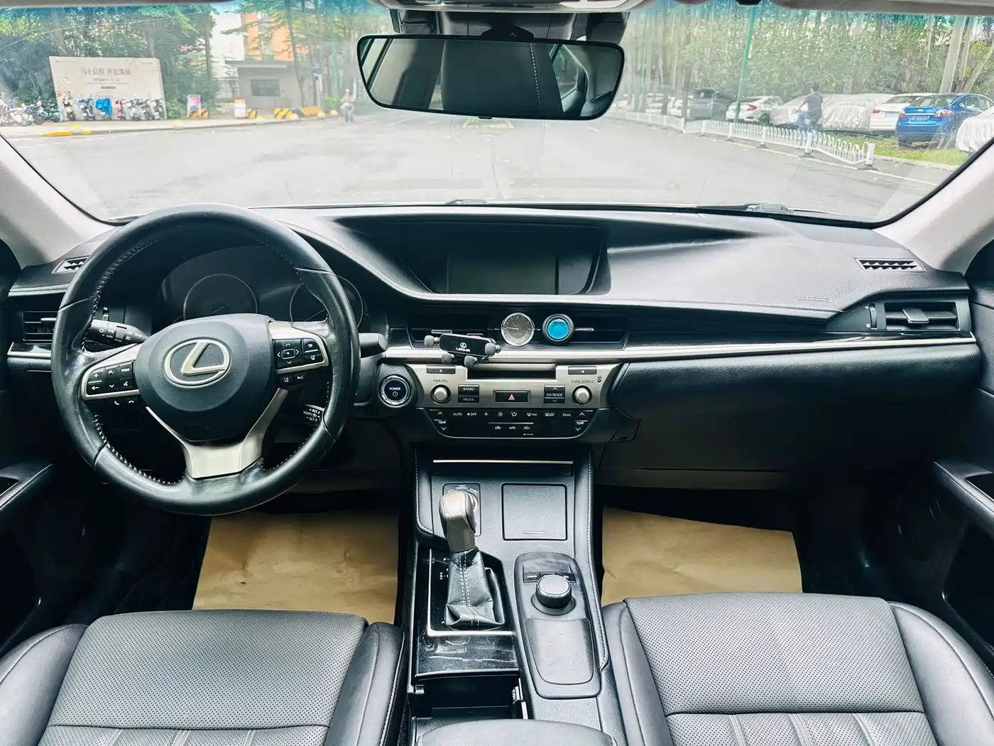 Lexus ES 2015 300h Comfort Edition фото 26