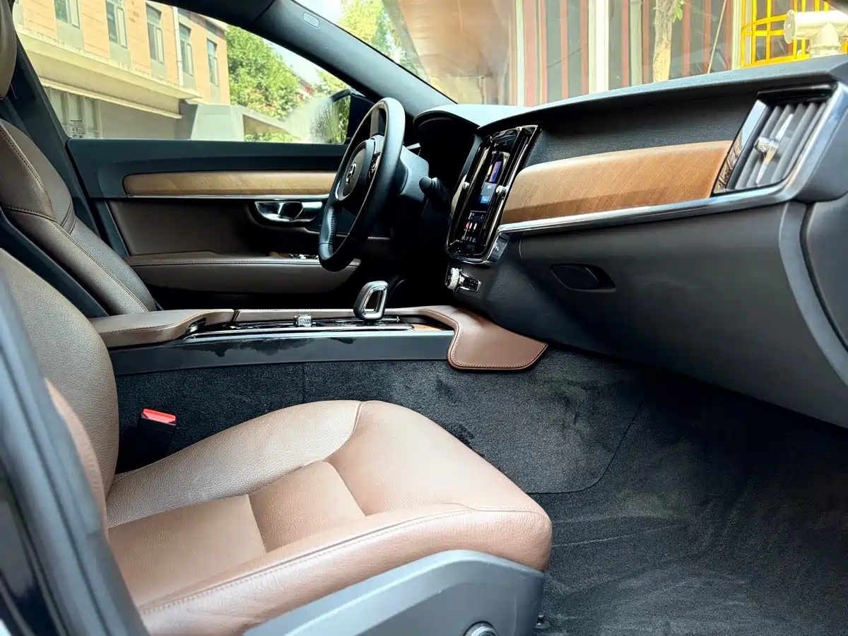 Photo 12 - Volvo S90