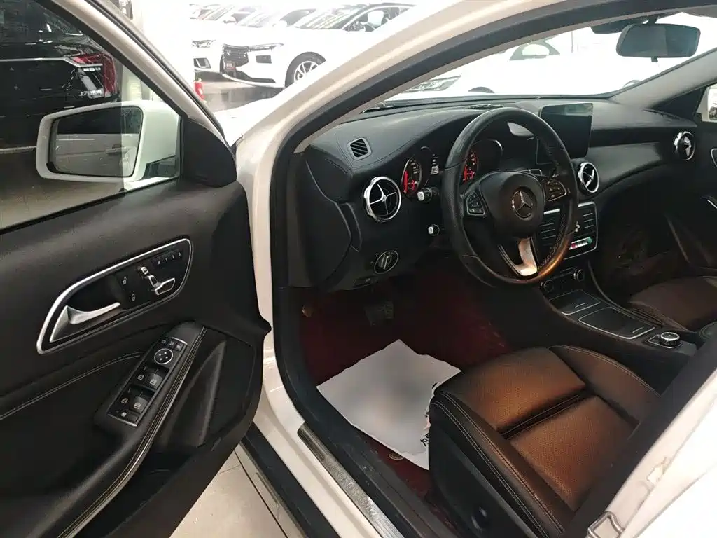 Mercedes-Benz GLA 2018 GLA 200 Fashion фото 12
