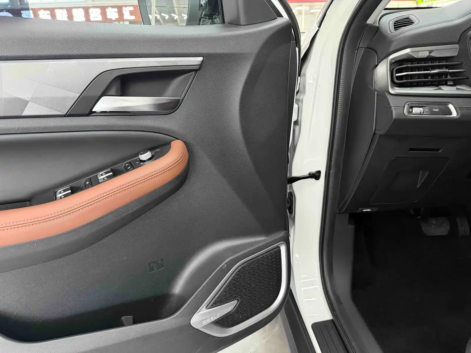 Photo 9 - Geely Emgrand X6