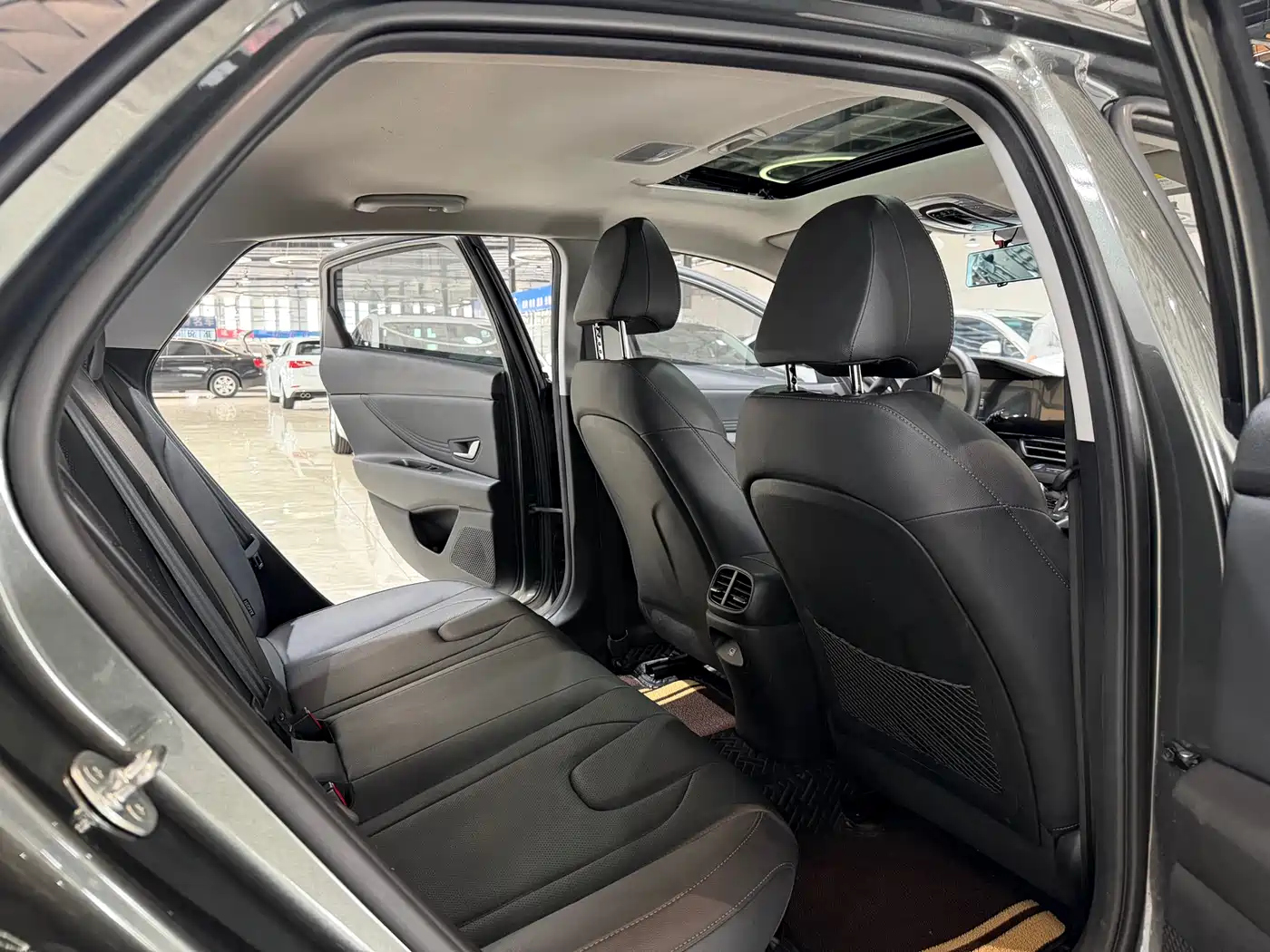 Hyundai Elantra 2023 Model 1.5L CVT LUX Premium Edition фото 10