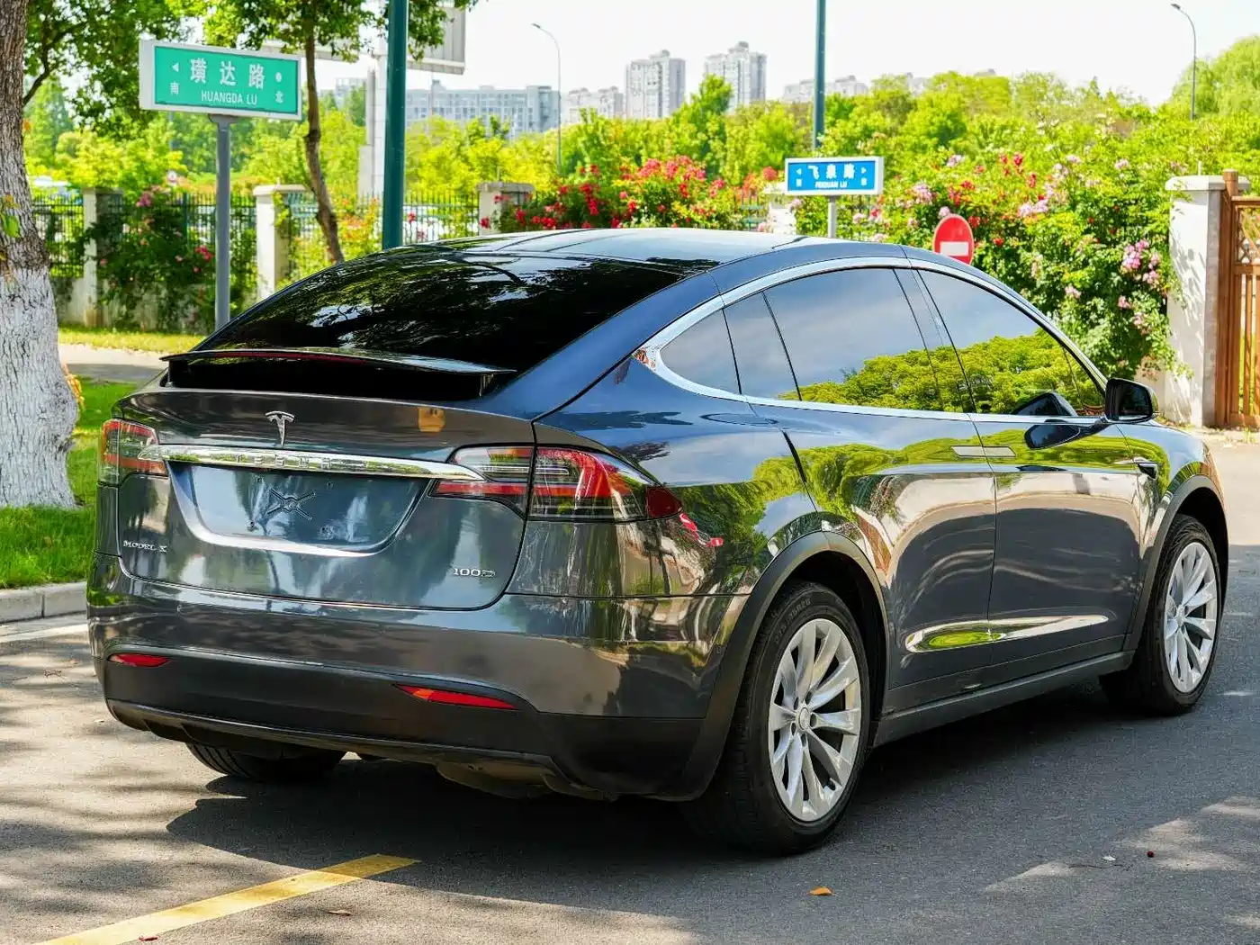 TESLA MODEL X