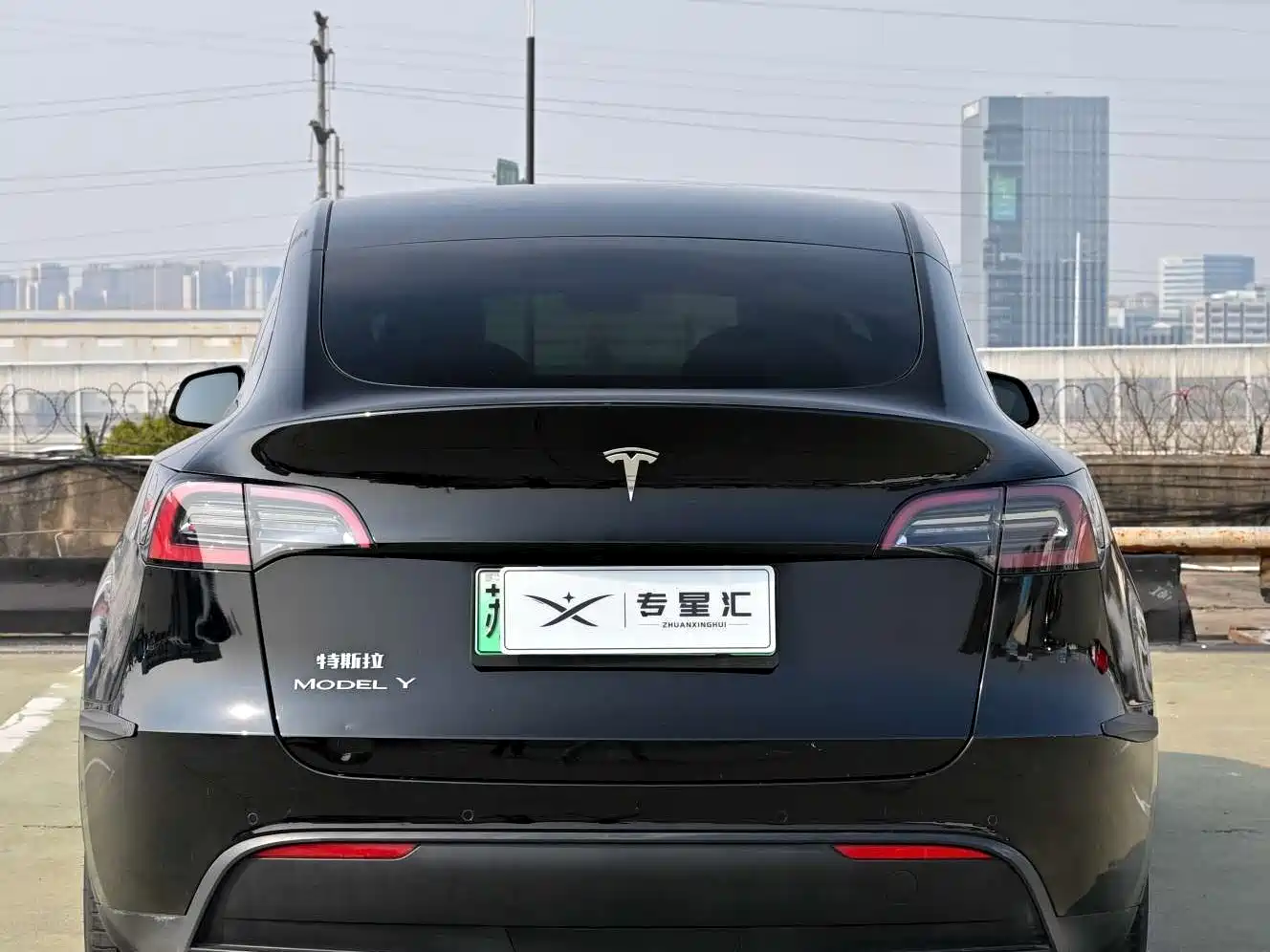 TESLA MODEL Y