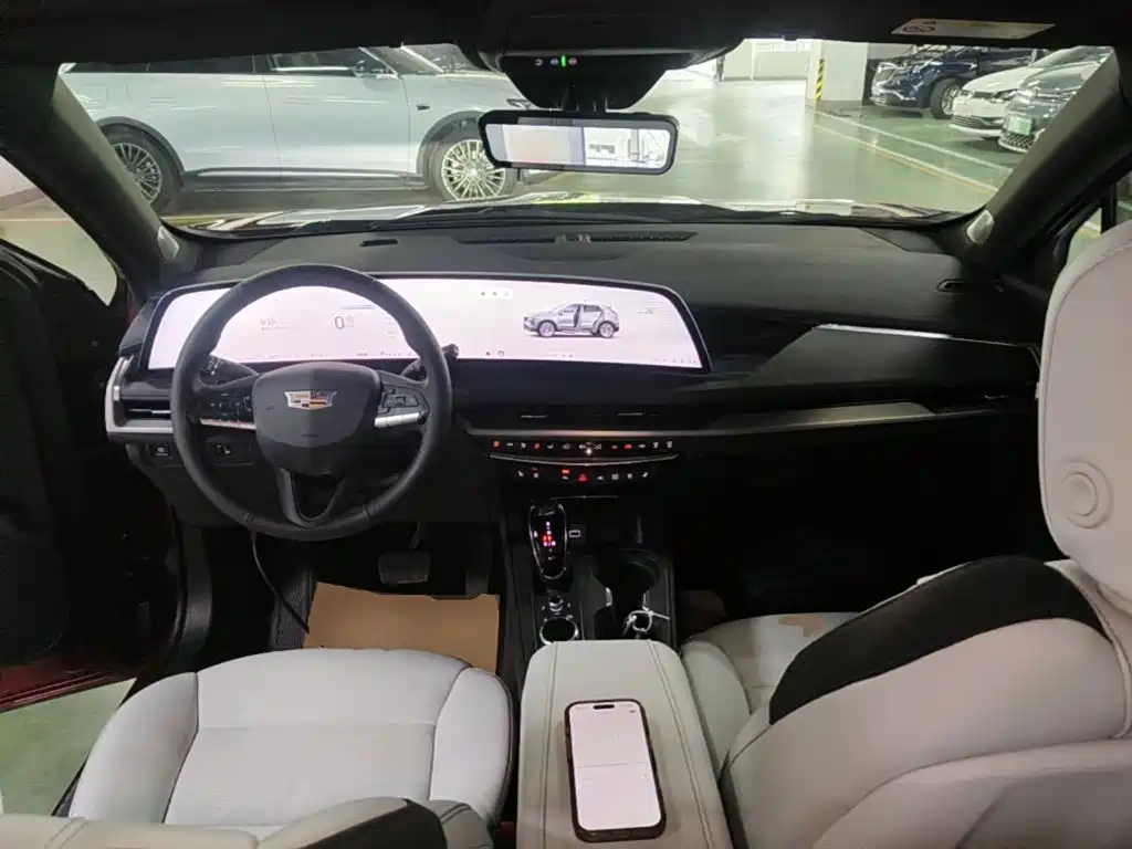 Фото 10 - Cadillac XT4