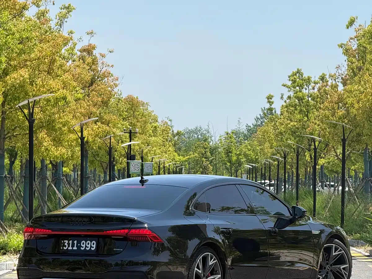 Audi A7L 2023 45 TFSI quattro S-line Black Warrior Edition фото 7