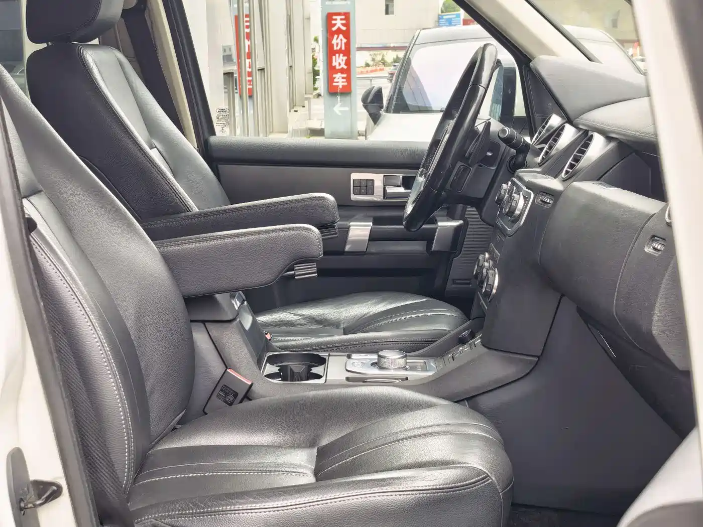 Land Rover Discovery 2016 3.0 SC Black Edition SE фото 6
