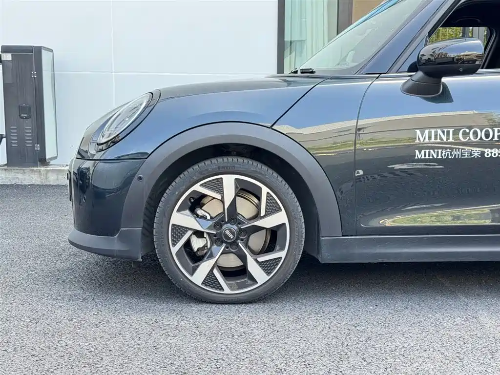 MINI MINI 2024 2025 Model 2.0T COOPER S Artist 5-Door
