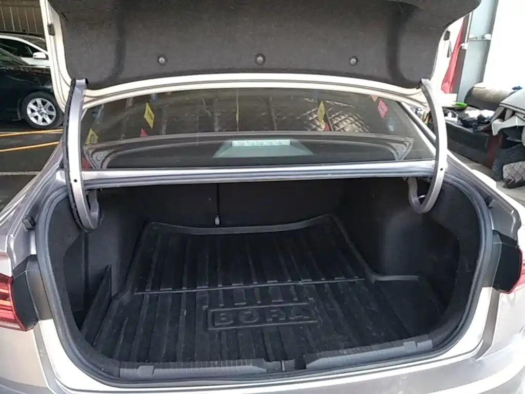 VOLKSWAGEN BORA