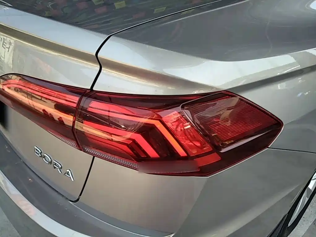 VOLKSWAGEN BORA