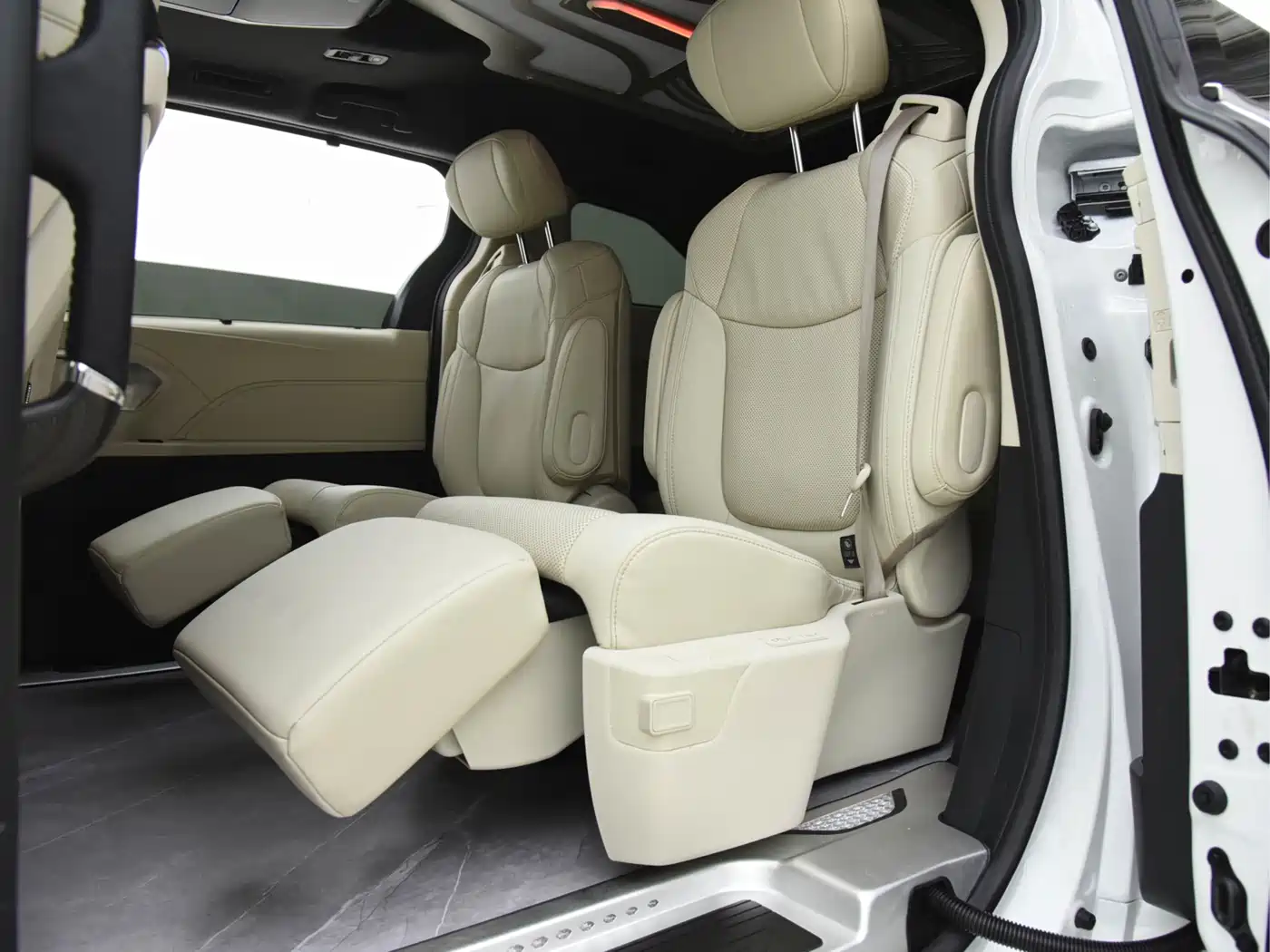 Toyota Sienna 2024 2.5L Hybrid 4WD Premium Edition фото 5