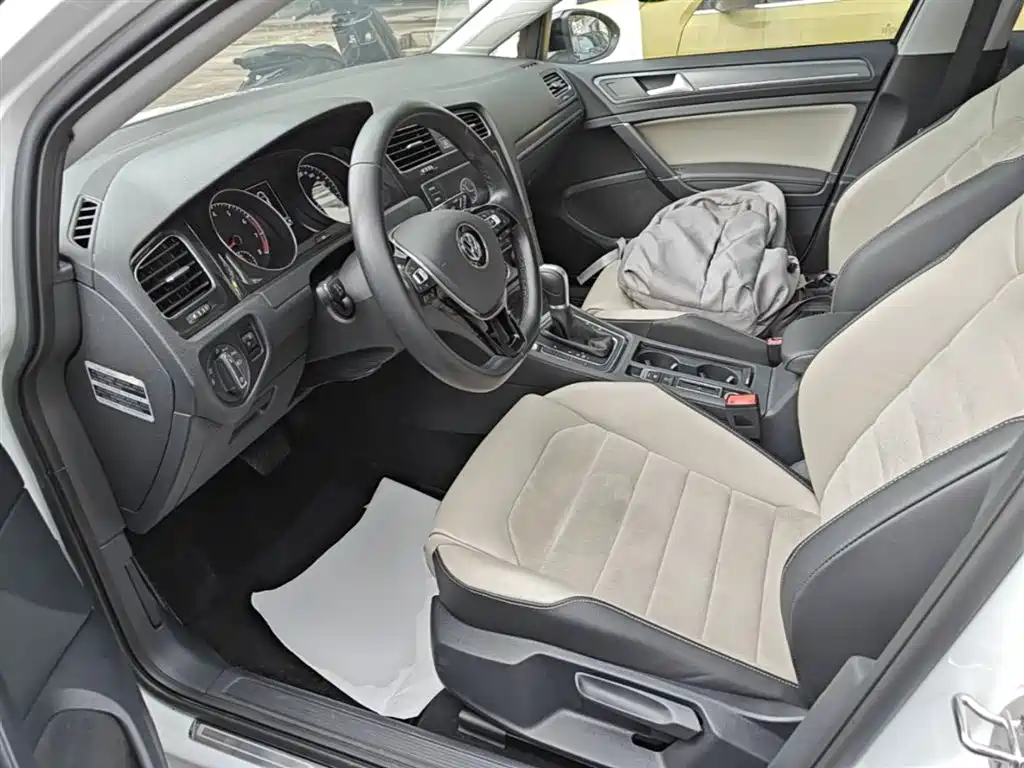 Volkswagen Golf 2017 230TSI Auto Luxury Millionth Anniversary Edition фото 15
