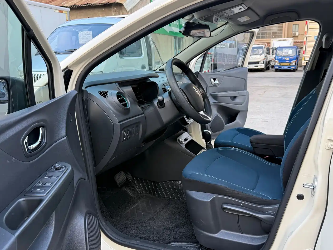 Renault Captur 2019 2015 Model 1.2T Automatic Standard Edition