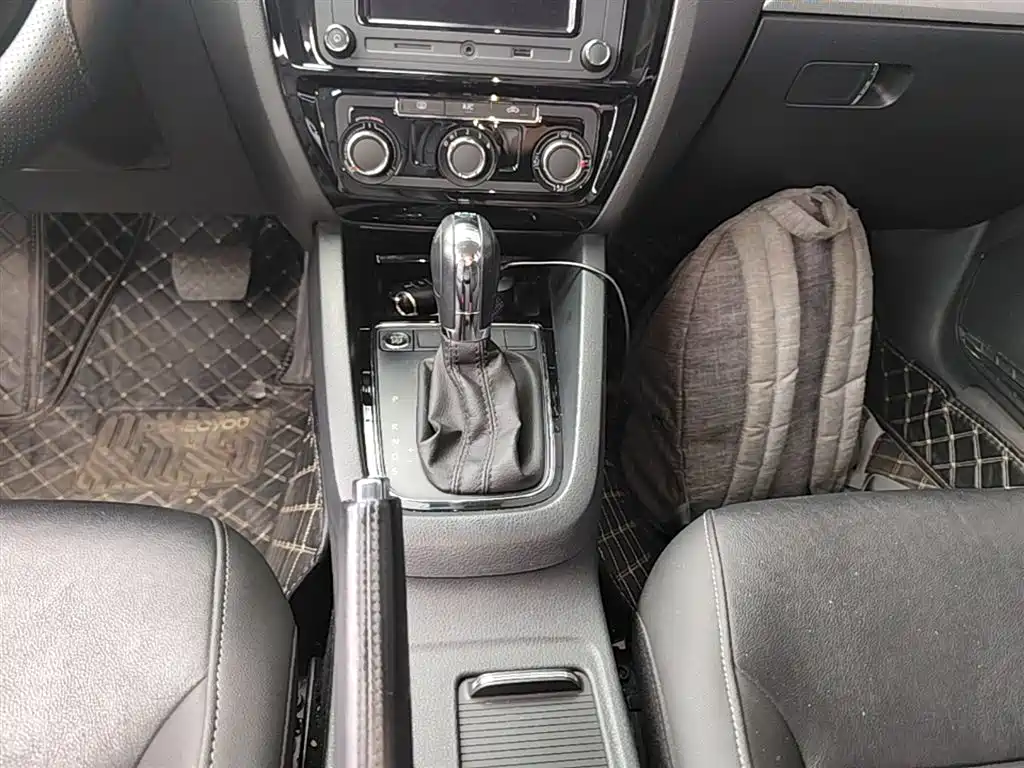 Volkswagen Sagitar 2018 280TSI DSG Spark Edition фото 14