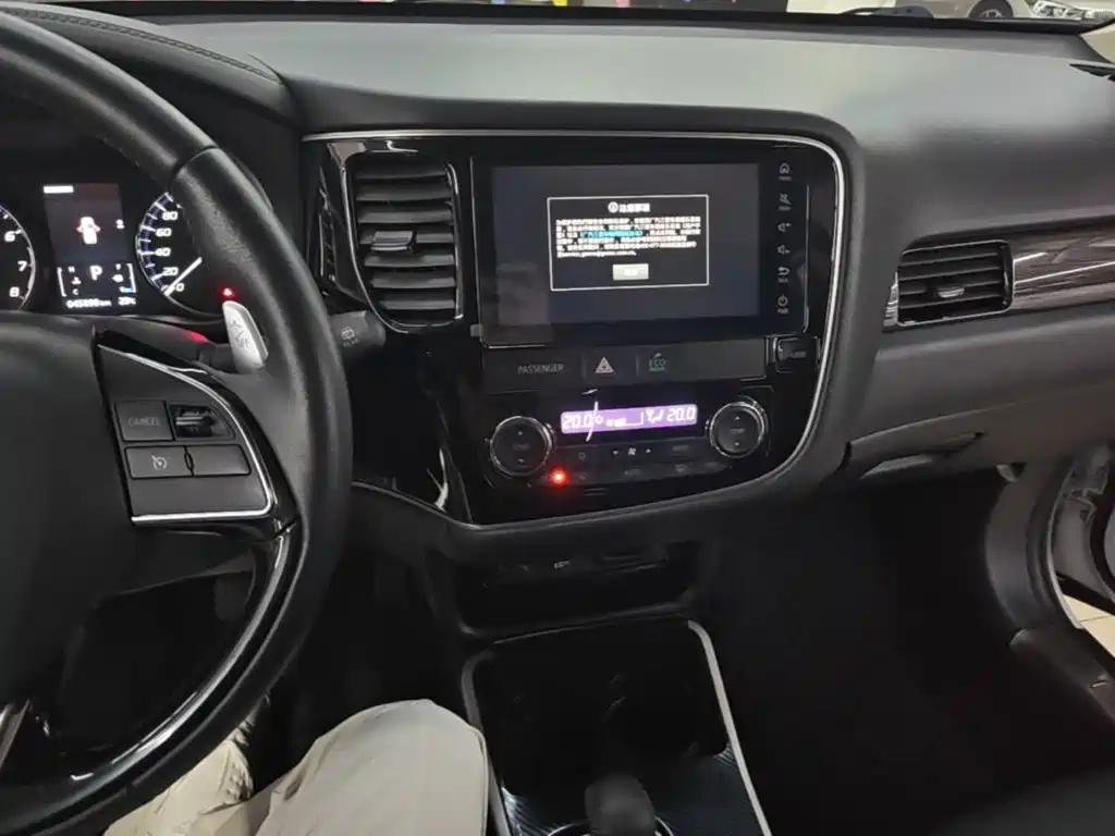 MITSUBISHI OUTLANDER