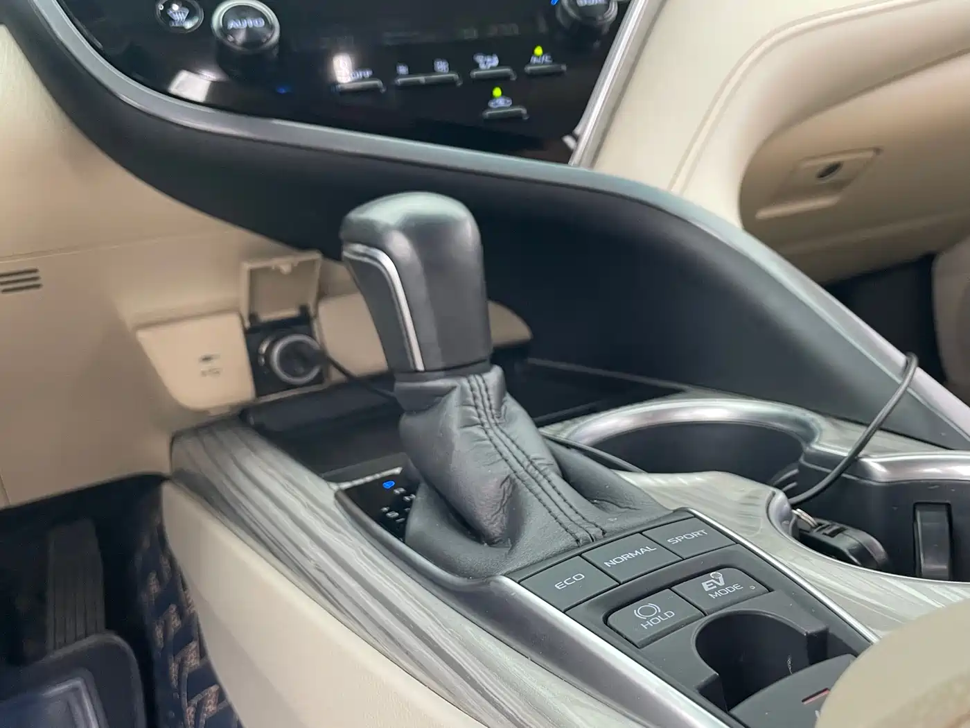 Toyota Camry 2018 Hybrid 2.5HG Luxury Edition фото 15