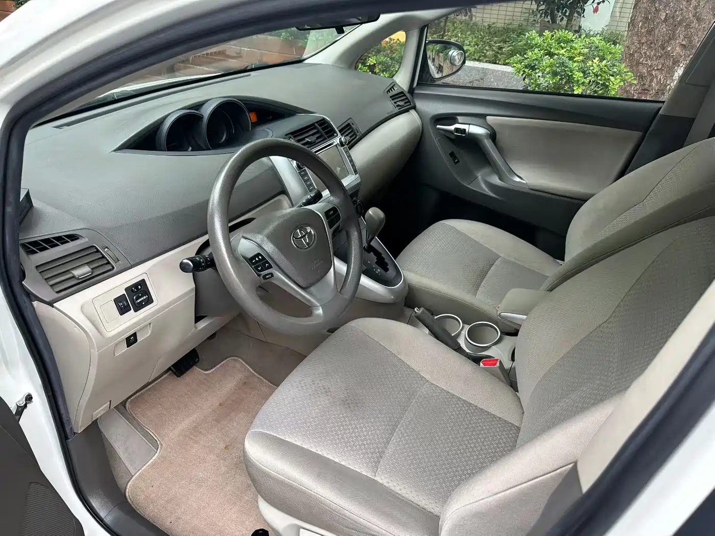 Toyota E'Z 2014 Xingyao 180E CVT Elite фото 4